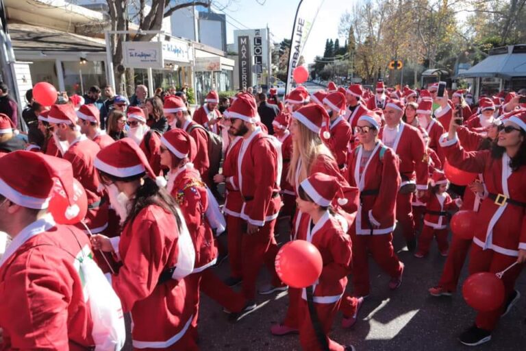 Πλήθος κόσμου στο 5ο Santa Run στο Μαρούσι