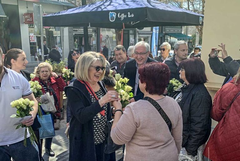 Ημέρα της Γυναίκας: Ξεχώρισε η σύζυγος του Αμπατζόγλου, Ελένη Τριανταφύλλη