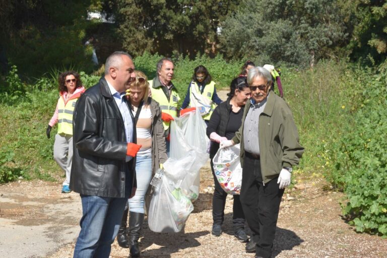 Στον ανοιξιάτικο καθαρισμό του Δάσους Συγγρού ο συνδυασμός «ΜΑΡΟΥΣΙ – ΚΑΘΑΡΗ ΓΡΑΜΜΗ»