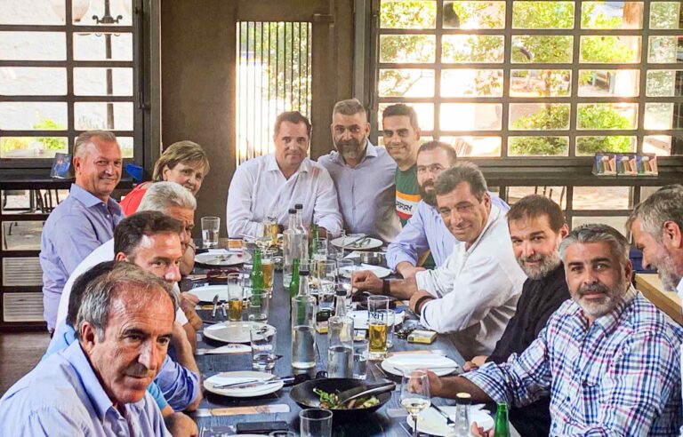 Δυνατή στήριξη στον Άδωνι Γεωργιάδη από δημοτικούς συμβούλους στο μαγαζί του Βαγγέλη Κάββαλου