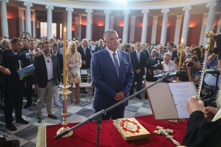 Ορκίστηκε περιφερειάρχης Αττικής ο Γιώργος Πατούλης – Εντυπωσιακή η εμφάνιση της Μαρίνας