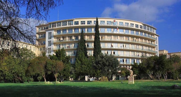 «Βουτιά» θανάτου για 50χρονη από τον 6ο όροφο του ΚΑΤ