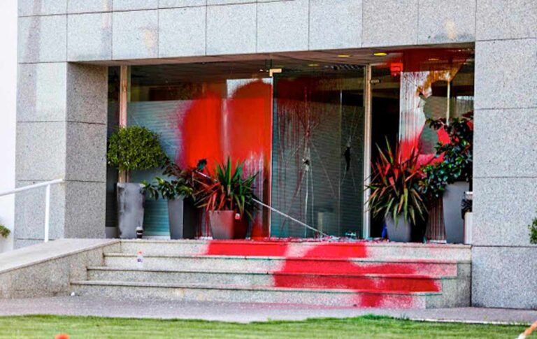 Επίθεση Ρουβίκωνα στα γραφεία της ΛΑΡΚΟ στο Μαρούσι (βίντεο)