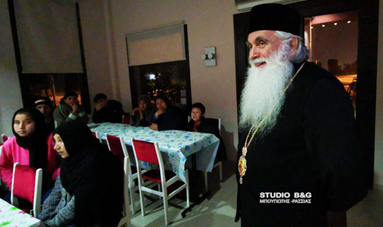 Ο Μαρουσιώτης μητροπολίτης Αργολίδας κ.κ. Νεκτάριος επισκέφθηκε προσφυγόπουλα (βίντεο)