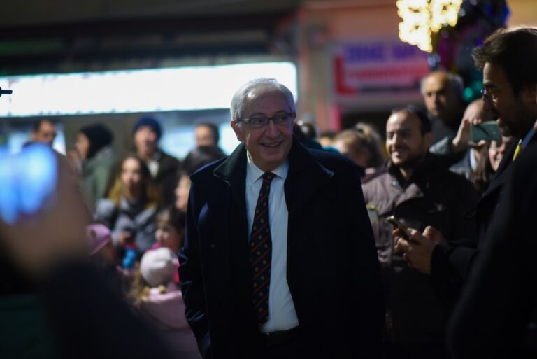 Ο Θ. Αμπατζόγλου άναψε το Χριστουγεννιάτικο Δέντρο και έδωσε το έναυσμα να απλωθεί το πνεύμα και η μαγεία των Χριστουγέννων σε όλη την πόλη