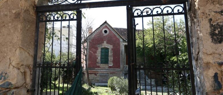 Επιχείρηση ανακατάληψης της έπαυλης Κούβελου στο Μαρούσι από αντιεξουσιαστές