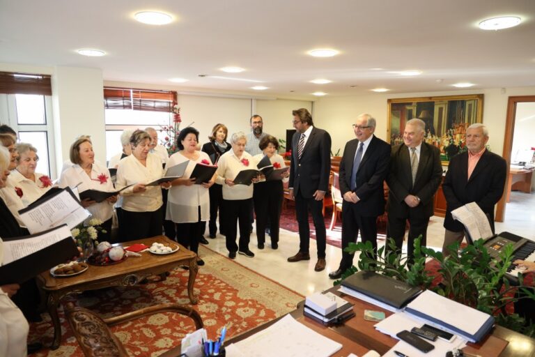 Kάλαντα και Χριστουγεννιάτικες μελωδίες τραγούδησαν τα ΚΑΠΗ και οι Σύλλογοι στον Δήμαρχο Αμαρουσίου Θεόδωρο Αμπατζόγλου.