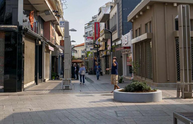 Τα νέα μέτρα στην Αττική: Υποχρεωτική χρήση μάσκας σε όλους τους κλειστούς χώρους εργασίας και στις πλατείες