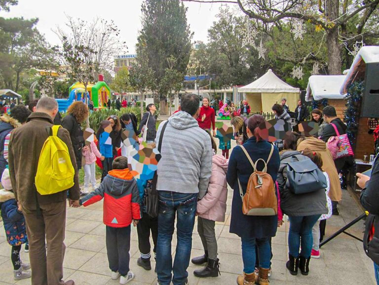 Mικρά και μεγάλα παιδιά ανακαλύπτουν την μαγεία των Χριστουγέννων στην Πλατεία Αγίας Λαύρας Αμαρουσίου
