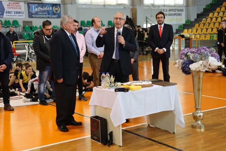 Στην κοπή πρωτοχρονιάτικης πίτας του Γ.Σ.Α. και του Α.Ο. Παραδείσου o Θ. Αμπατζόγλου