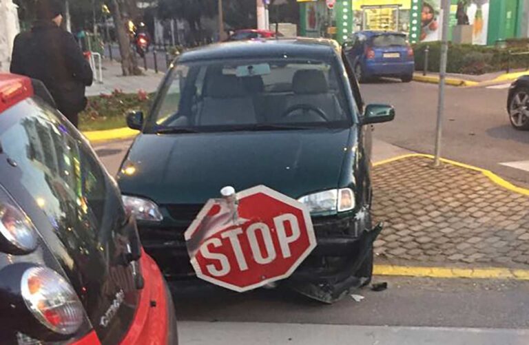 Αυτοκίνητο έπεσε σε πινακίδα STOP στο κέντρο του Αμαρουσίου