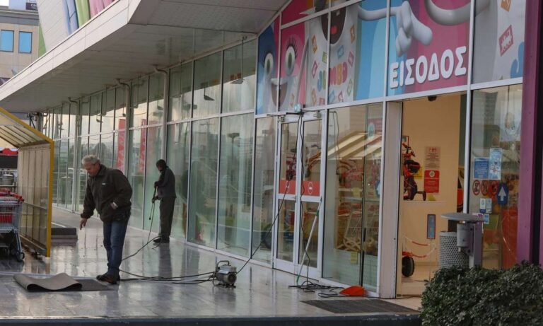 Επίθεση με βαριοπούλες στο Jumbo στο Μαρούσι