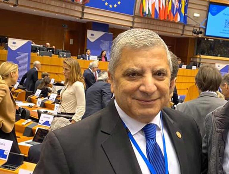 Ο Πατούλης αναρτά πανό για τη γενοκτονία των Ποντίων (φωτογραφία)
