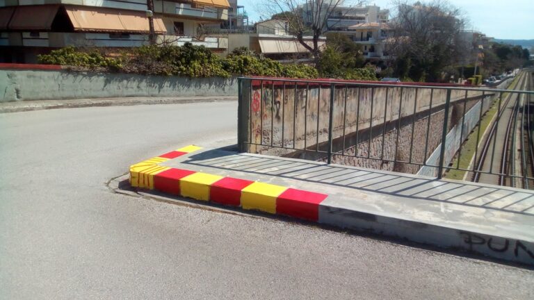 Παρέμβαση στη γέφυρα αυτοκινήτων πάνω από τις γραμμές του ΗΣΑΠ από το σύλλογο Αγίου Νικολάου – ΚΑΤ