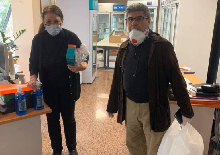 Προσφορά υγειονομικού υλικού ατομικής προστασίας από το Δήμο Αμαρουσίου στο προσωπικό του φαρμακείου του ΕΟΠΥΥ Αμαρουσίου