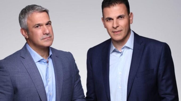 Ο Γιώργος Καραμέρος επιστρέφει στην τηλεόραση με καθημερινή ενημερωτική εκπομπή
