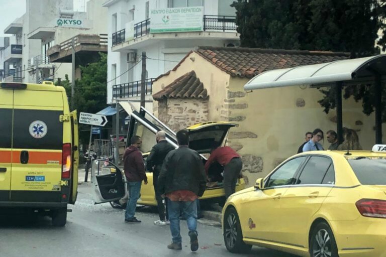Ταξί “γκρέμισε” τη στάση λεωφορείου στη Λεωφόρο Κηφισίας, μπροστά από την πλατεία Αγίας Λαύρας