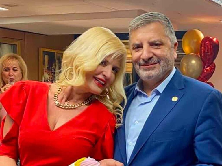Το φιλί της Μαρίνας στο Γιώργο Πατούλη για τα γενέθλιά του (φωτογραφία)
