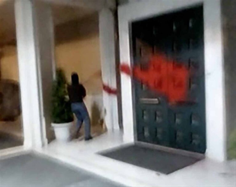 Μπογιές πέταξαν μέλη του Ρουβίκωνα σε γραφεία επιχείρησης στο Μαρούσι