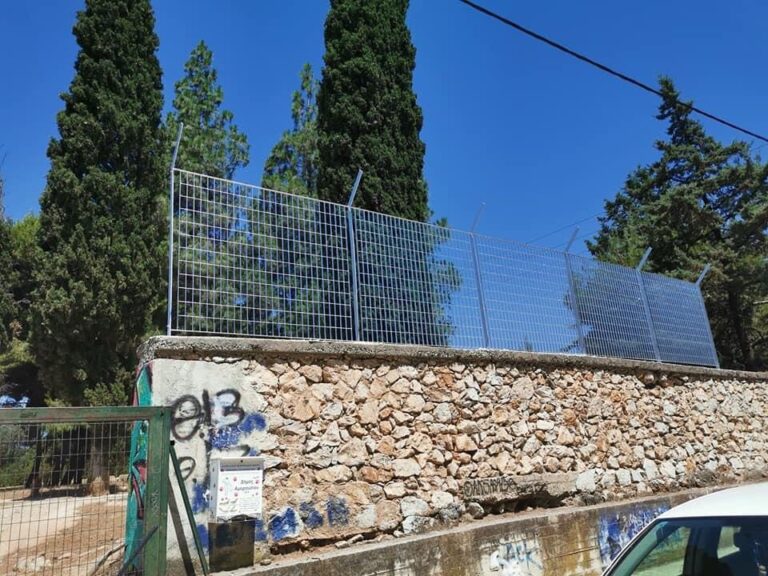 Άλλα λέει η θειά μου, αλλά ακούνε τ’ αυτιά μου