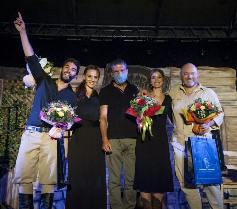 Ενθουσίασε το κοινό, η κωμωδία του Θοδωρή Αθερίδη, «Άγρια Δύση»