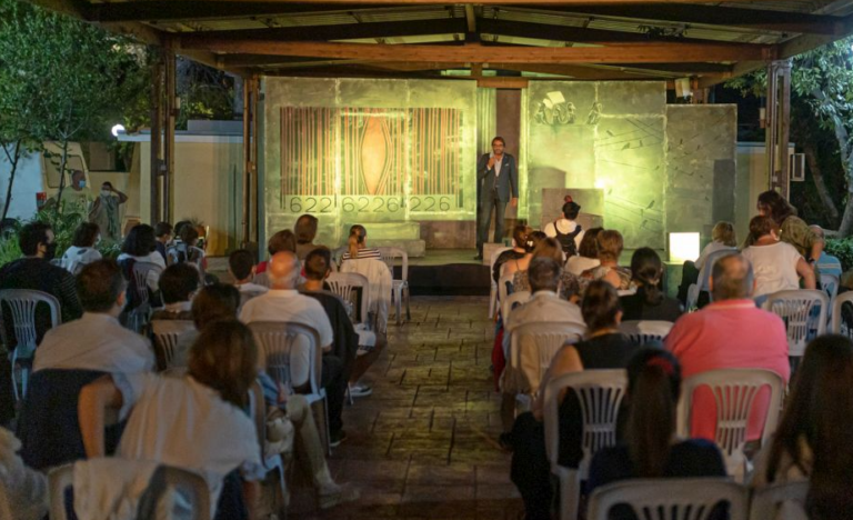 Άφθονο γέλιο χάρισαν στους θεατές οι πρωταγωνιστές της θεατρικής παράστασης ΑΡΚΑΣ «Η Ζωή Μετά» (video)