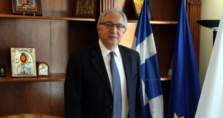 Θ. Αμπατζόγλου: Οδεύει για εκλογικό περίπατο με ποσοστά άνευ προηγουμένου