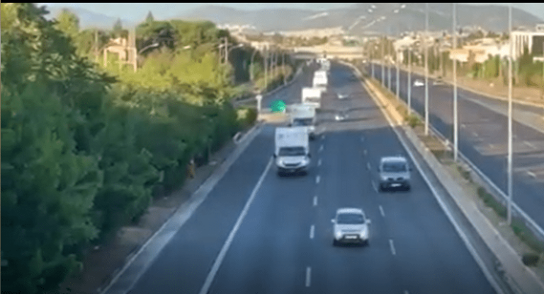 22 φορτηγά με είδη πρώτης ανάγκης για τους πληγέντες της Θεσσαλίας από την περιφέρεια Αττικής (βίντεο)