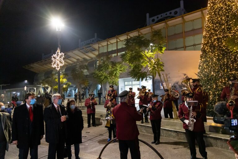 Φωταγώγηση του Χριστουγεννιάτικου Δέντρου του Δήμου στην πλατεία ΗΣΑΠ