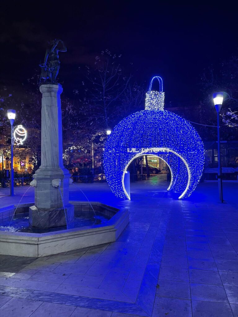 Ο Χριστουγεννιάτικος στολισμός στο Μαρούσι (φωτογραφίες)