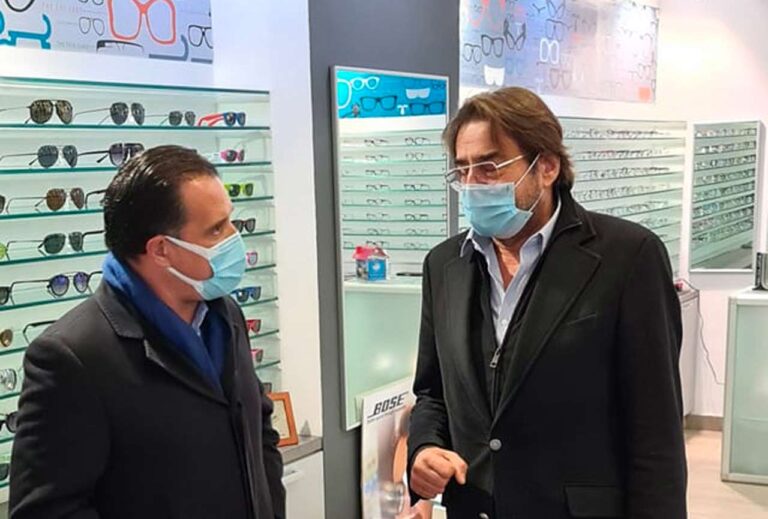 Ο Υπουργός Ανάπτυξης στο κατάστημα οπτικών του Νικολαράκου