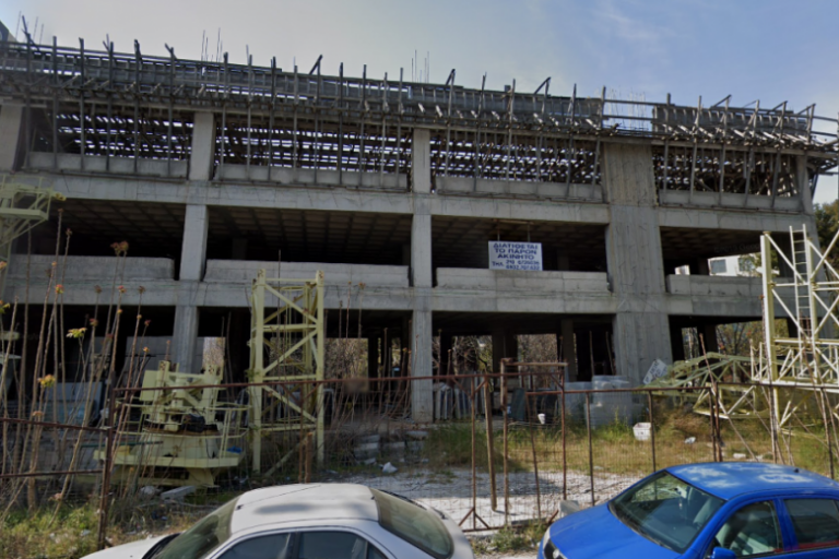 Στο σφυρί το κτίριο φάντασμα Μπάμπης Βωβός στο Μαρούσι