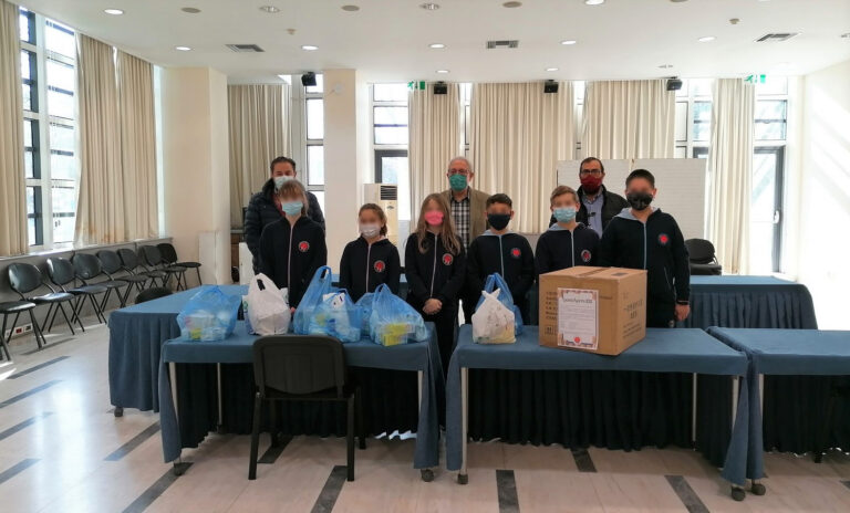 Δωρεά παιδικών φαρμάκων από τους μαθητές της Ελληνοαγγλικής Αγωγής στο Κοινωνικό Φαρμακείο του δήμου