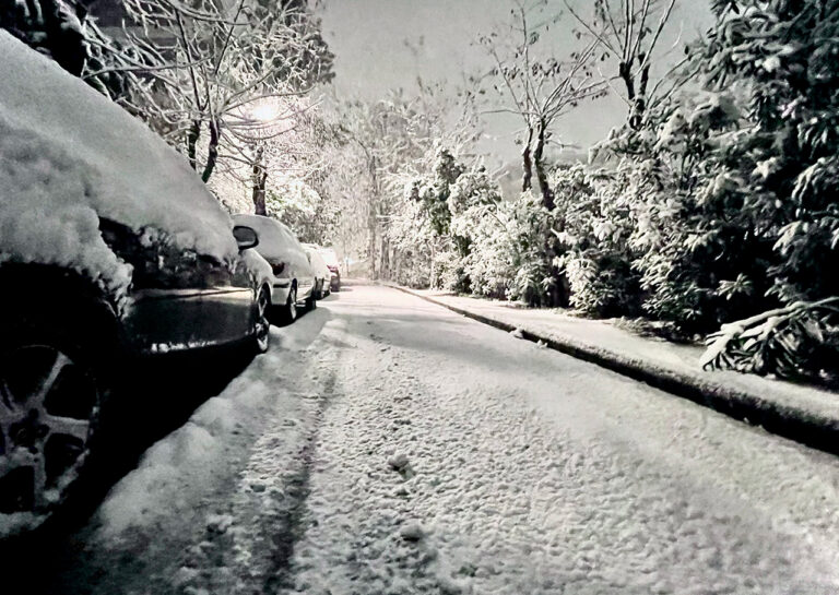 Στελέχη του δήμου Αμαρουσίου, εκθέτουν εν μέσω κακοκαιρίας, την προσπάθεια των Υπηρεσιών του Δήμου