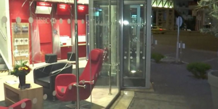 Με βαριοπούλες έσπασαν άγνωστοι τα ξημερώματα τράπεζα στο Μαρούσι