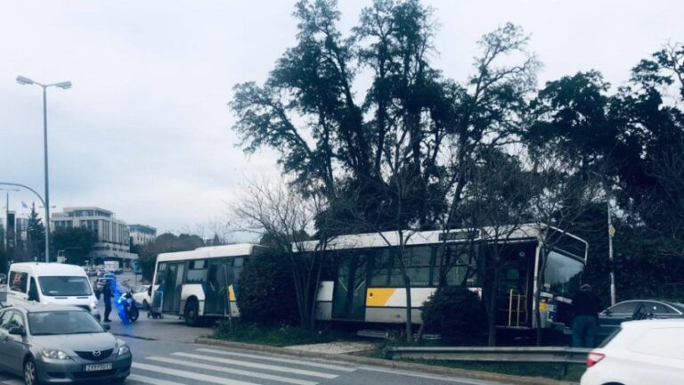 Καραμπόλα λεωφορείου με 4 ΙΧ στην Κηφισίας στο ύψος του 1ου Λυκείου Αμαρουσίου