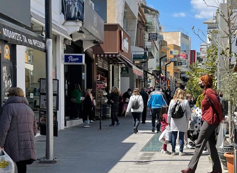 Προτίμησαν την αγορά της πόλης οι Μαρουσιώτες αντί για τις παραλίες