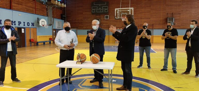 Ο Αμπατζόγλου βραβεύει τον Πρόεδρο του ΓΣΑ και τους φιλάθλους του Συλλόγου για την προσφορά τους στον αθλητισμό της πόλης