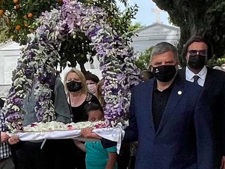 Ο περιφερειάρχης Γιώργος Πατούλης στην περιφορά του Επιταφίου στο Κοιμητήριο Αμαρουσίου.