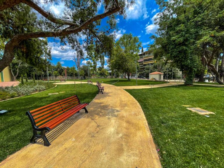 Βόλτα στην Πλατεία Ηρώων μετά τη βιοκλιματική ανάπλασή της (φωτογραφίες)