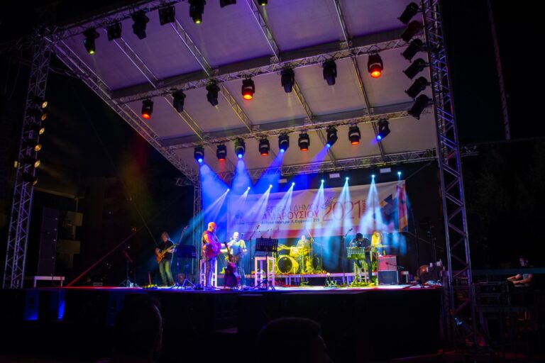 Oι ΠΥΞ ΛΑΞ περιπλάνησαν με τη μουσική τους το κοινό και θύμισαν σε όλους «Τι είναι αυτό που μας ενώνει»