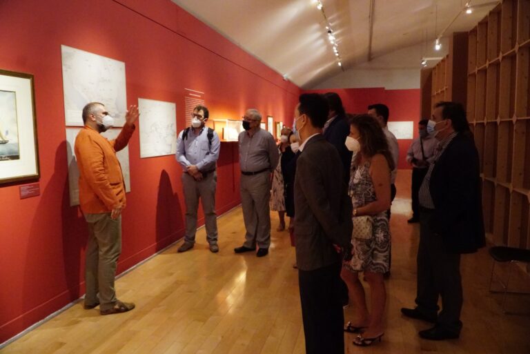 Ξενάγηση της Δημοτικής Αρχής Αμαρουσίου στη μεγάλη επετειακή έκθεση «1821 πριν και μετά» στο Μουσείο Μπενάκη