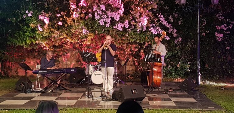 Εντυπωσίασε η Συναυλία jazz με τους Louis Armstrong Tribute Band στον κήπο της Βορέειου Βιβλιοθήκης