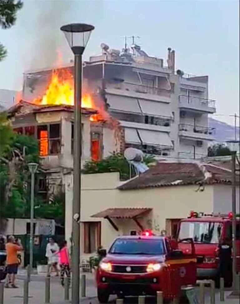 Έπιασε φωτιά η βίλα Λουμίδη στην πλατεία Ηρώων