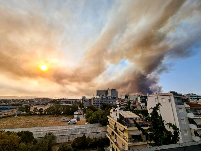 Μαύρισε ο ουρανός του Αμαρουσίου από τη φωτιά στους Θρακομακεδόνες