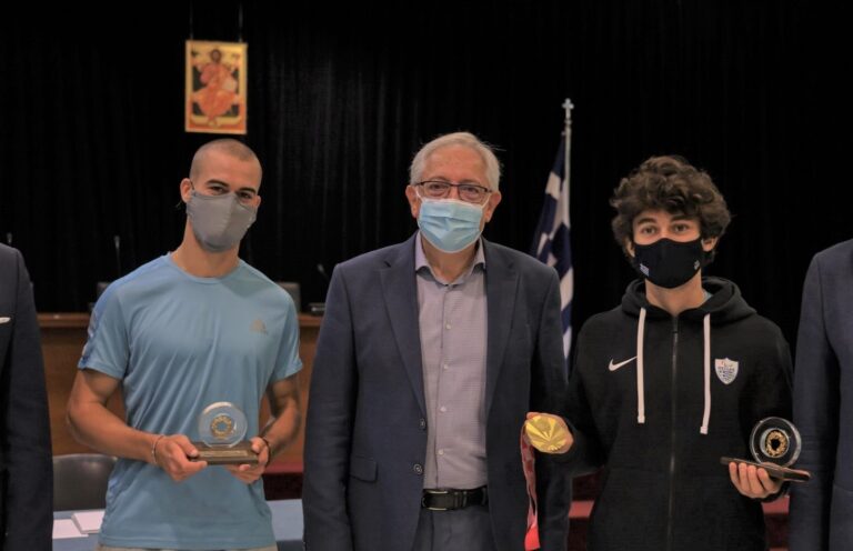 Ο Αμπατζόγλου βραβεύει τον Παραολυμπιονίκη Αθανάσιο Γκαβέλα για το Χρυσό μετάλλιο στο Τόκιο