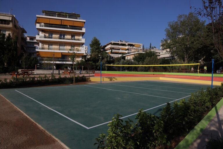 Παραδόθηκε στους πολίτες η αναπλασμένη πλατεία (πρώην αμαξοστάσιο του Δήμου)