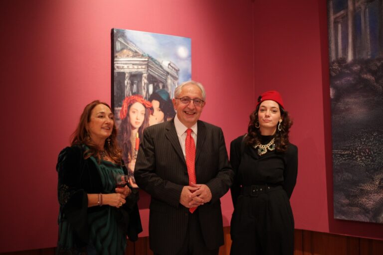 Ο Δήμαρχος Θ. Αμπατζόγλου εγκαινίασε την έκθεση «Βυρωνική Εποχή» της Μαρουσιώτισσας Λυδίας Βενιέρη 