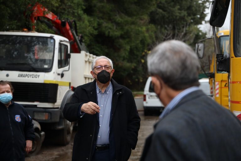 Επίσκεψη του Θεόδωρου Αμπατζόγλου, παραμονές Πρωτοχρονιάς, στο Αμαξοστάσιο του Δήμου