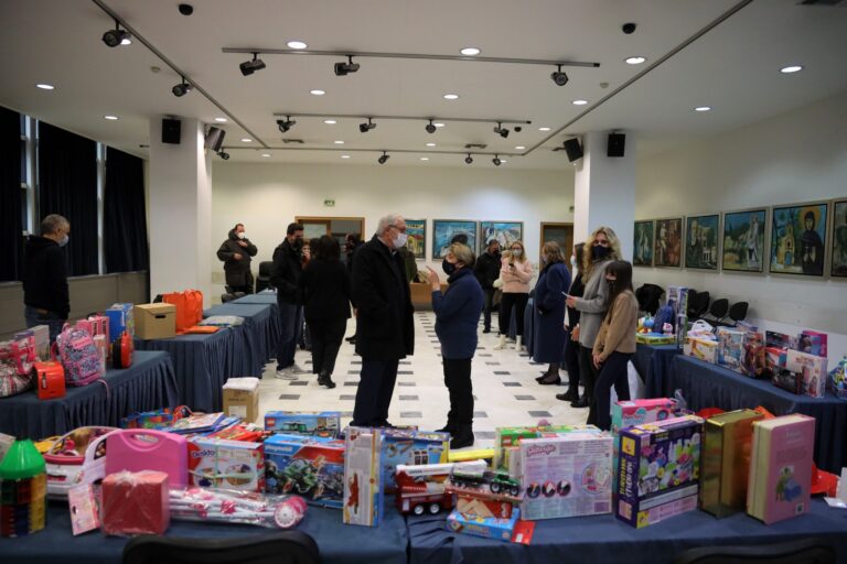 Δεκάδες πολίτες προσέφεραν δώρα για παιδία, ανταποκρινόμενοι στο κάλεσμα ανθρωπιάς του Δήμου Αμαρουσίου